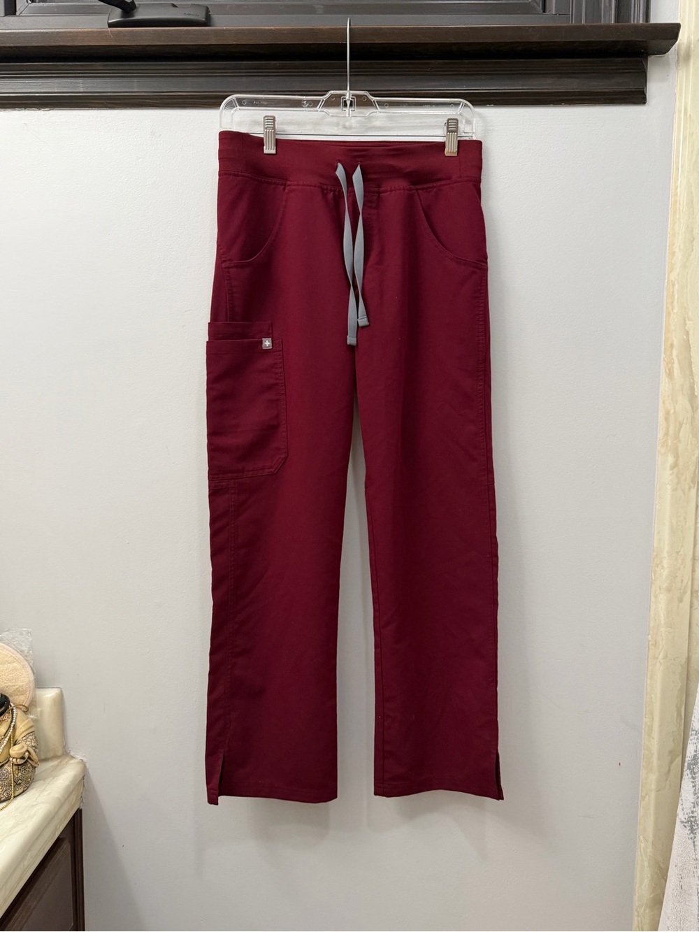 WOMENS FIGS KADE CARGO SCRUB PANTS, SIXE XS, BURGUNDY
